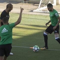Boudebouz trabajó al margen y en el Betis se pide prudencia