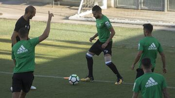 Boudebouz, durante un entrenamiento de Betis, en el centro.