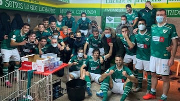 Los jugadores del Coruxo, rival del Málaga, celebrando un triunfo.