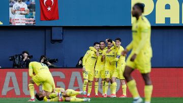 Los jugadores del Villarreal celebran el gol de Ayoze.