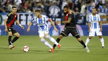 Rubén Pérez controla un balón ante Bebé durante el encuentro de Liga Santander entre Leganés y Rayo Vallecano.