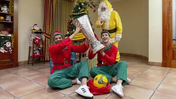 Rulli y Pau Torres, en la felicitaci&oacute;n  Navidad del Villarreal. 