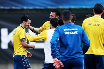 Mario Hermoso es felicitado por sus compañeros en el entrenamiento de hoy tras su convocatoria con España.