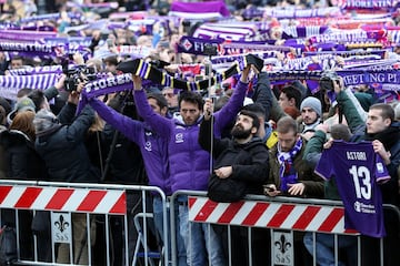 Miles de personas, seguidores y representantes pol赤ticos y del mundo del f迆tbol dieron hoy su 迆ltimo adi車s a Astori.