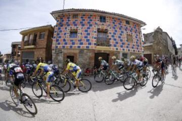 El pelotón al inicio de la decimotercera etapa de la Vuelta Ciclista a España 2014, entre Belorado (Burgos) y Cabárceno (Cantabria), con un recorrido de 188,7 kilómetros.