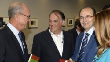 Javier Tebas, presidente de la LFP, y Jos&eacute; Castro, presidente del Sevilla, en un acto.
 