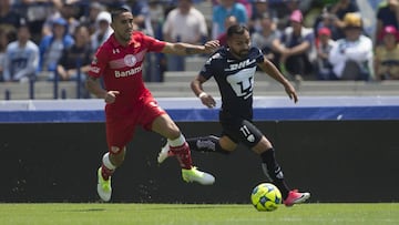 Pumas' Alan Mendoza, right, competes for the ball with Toluca's Osvaldo Gonzalez during a Mexico soccer league in Mexico City, Sunday, April 9, 2017. (AP Photo/Christian Palma)