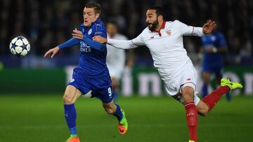 Rami pelea un balón con Vardy.