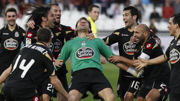 Aranzubia celebra su gol con el Deportivo. 