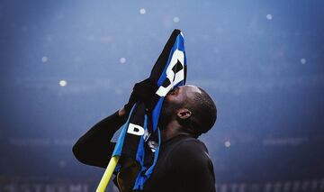 El delantero del Inter de Miln Romelu Lukaku celebra un gol en el derbi de miln. 