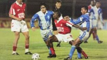 Santa Fe enfrenta en 1999 a Emelec en El Campín. Luis 'Moro' Murillo disputa el balón.