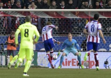 1-0. Fernando Torres marcó el primera tanto.