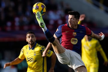 BARCELONA, 30/11/2024.- El delantero polaco del Barcelona Robert Lewandowski (d) controla el balón durante su partido de LaLiga ante Las Palmas en el Estadio Olímpico Lluís Companys en Barcelona este sábado. EFE/Alberto Estévez
