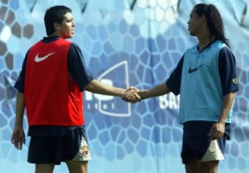 Riquelme y Ronaldinho durante un entrenamiento con el Barcelona en 2003.