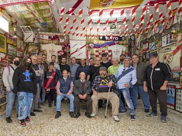 Rafael Garrido posa en su museo, rodeado por su familia y todos los aficionados rayistas que quisieron acercarse a conocer este mágico lugar, en el bajo de su vivienda de Vallecas.