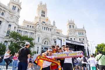 Numerosos aficionados del Real Madrid esperan en los alrededores de la Cibeles esperando a los campeones de Liga.