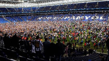 GRAF3524. CORNELLÀ-EL PRAT DEL LLOBREGAT (BARCELONA), 18/05/2019.- Aficionados del RCD Espanyol celebran la clasificacion de su equipo para la Liga Europa despues de vencer 2-0 a la Real Sociedad en la ultima jornada de LaLiga . EFE/Quique Garc&iac