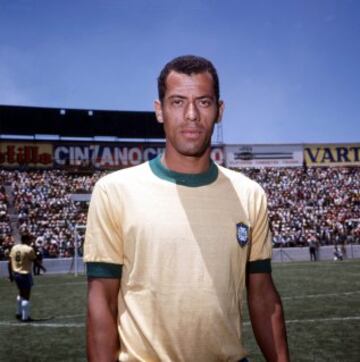 Fue el capitán del legendario equipo de Brasil que ganó la Copa Mundial de Fútbol de 1970. Uno de los grandes laterales de todos los tiempos, también brilló con el Santos de Pelé.
