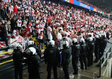 El enfrentamiento entre los aficionados de ambas selecciones se dio en una de las tribunas del Signal Iduna Park, donde Turquía se impuso 3-1 en la primera fecha del Grupo F.