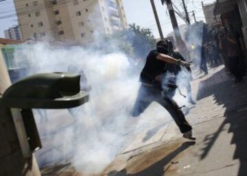 Primera protesta contra el Mundial de fútbol Brasil 2014 registrada en Sao Paulo. en el día en que comienza la competición. Cerca de 150 hombres de la Tropa de Choque de la Policía Militarizada del estado de Sao Paulo dispersaron a un grupo de 50 manifestantes.