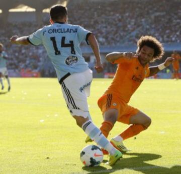 El defensa brasileño del Real Madrid Marcelo Vieira (d) lucha un balón con el centrocampista chileno del Celta Fabián Orellana.