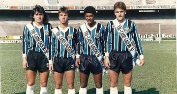 El primero de izquierda a derecha. El chileno fue el primer nacional en vestir los colores de este elenco entre los años 1987 y 1992.