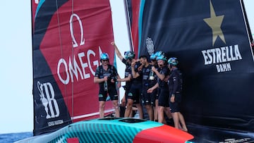 BARCELONA, 25/08/2024.- Los tripulantes del barco neozelandés Emirates Team New Zealand celebran la victoria durante los enfrentamientos de la regata preliminar, este domingo en la 37ª Copa del América, una de las ediciones más igualadas de la historia que se disputa en aguas de Barcelona. EFE/ Siu Wu