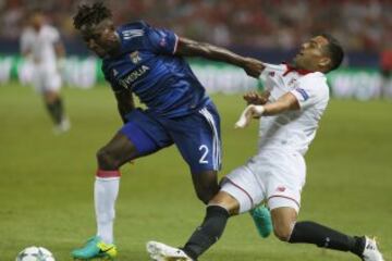 El defensa argentino del Sevilla Gabriel Mercado y el defensa del Olympique de Lyon Mapou Yanga-Mbiwa