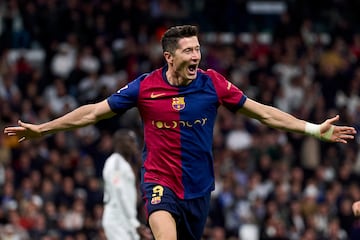 Robert Lewandowski, autor de dos goles, celebra el segundo de sus dos tantos, que puso el 0-2 en el marcador. Victoria que lanz al Barcelona al liderato de LaLiga.