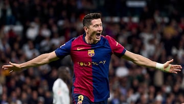 MADRID, SPAIN - OCTOBER 26: Robert Lewandowski of FC Barcelona celebrates his team second goal during the LaLiga match between Real Madrid CF and FC Barcelona at Estadio Santiago Bernabeu on October 26, 2024 in Madrid, Spain. (Photo by Diego Souto/Getty Images)