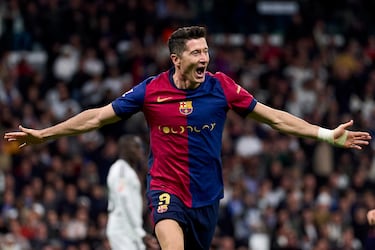 Robert Lewandowski, autor de dos goles, celebra el segundo de sus dos tantos, que puso el 0-2 en el marcador. Victoria que lanzó al Barcelona al liderato de LaLiga.