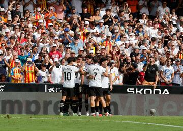 Los jugadores del Valencia celebran el segundo de Hugo Duro al Atlético de Madrid. 