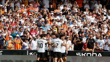 Los jugadores del Valencia celebran el segundo de Hugo Duro al Atlético de Madrid.