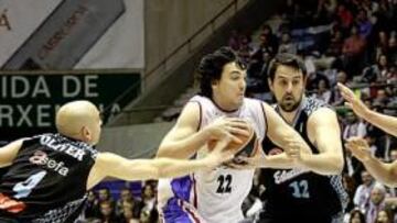 <b>IGUALDAD. </b>Alfonso Sánchez trata de superar a Oliver y Gabriel.