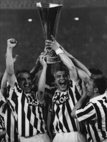 Un grupo de jugadores de la Juventus con el trofeo de la copa de la UEFA