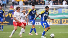 Lucas Pérez abraza a Suso