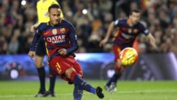 Neymar Da Silva resbala al lanzar un penalti, durante el partido ante el Real Betis