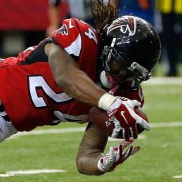 Will Compton no consigue evitar que Devonta Freeman anote un touchdown para Atlanta.