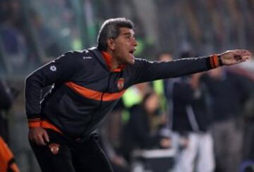 Se adjudicó el Mundial de México 1986 con Argentina. Después inició su carrera como DT, pasando por Cobreloa, donde había salido campeón en los años 80, y Osorno. Le fue mal y terminó despedido.