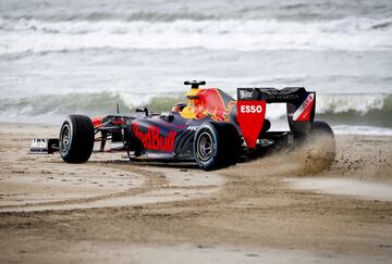 El Red Bull no ha acabado por error en la arena del Dakar y tampoco está de vacaciones en la playa. Se trata de un evento que se celebró en la costa de Scheveningen, Países Bajos, para promocionar el próximo gran premio del país, que regresa al calendario 35 años después y se disputará en Zandvoort.
