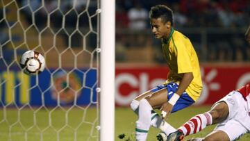 El 17 de enero de 2011 Neymar hizo 4 goles en un partido por primera vez en su carrera. Fue ante Paraguay en el torneo Sudamericano sub 20.