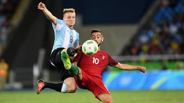 Santiago Ascacibar, jugador del Hertha, sorprendió al revelar que el 'Rey Arturo' es uno de sus referentes. Además, destacó que tiene la camiseta de Aránguiz.