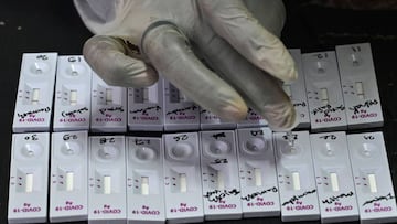 A health worker conducts a rapid antigen test during a Covid-19 coronavirus screening for frontline civic staff in Mumbai on September 10, 2020. (Photo by Indranil MUKHERJEE / AFP)