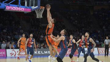 04/11/18 PARTIDO DE BALONCESTO ACB BASKONIA VALENCIA MIKE TOBEY