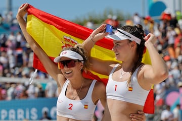 ¡Victoria de Daniela Álvarez y Tania Moreno! ¡Espectacular remontada de la dupla española para superar a las neerlandesas Katja Stam y Raisa Schoon por 18-21, 21-19 y 15-13 y pasar a cuartos de final, al igual que Herrera y Gavira en el cuadro masculino! ¡Dos parejas españolas lucharán por las semifinales en el torneo de vóley playa!
