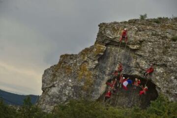 Alpinistas con la bandera nacional de Francia durante la etapa decimoquinta de 222 kilómetros de la 101 edición de la carrera ciclista Tour de Francia el 20 de julio 2014 entre Tallard y Nimes.