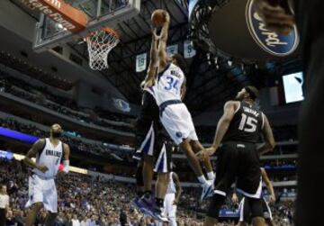 Brandan Wright, posteriza a Carl Landry.