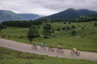 El hasta ahora líder de la carrera, Adam Yates, durante la quinta etapa