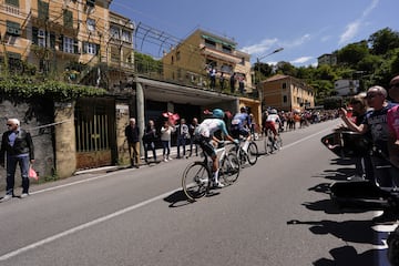 El pelotón durante la quinta etapa del Giro entre Génova y Lucca.