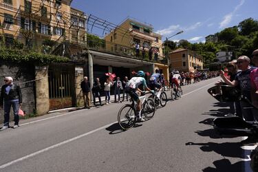 El pelotón durante la quinta etapa del Giro entre Génova y Lucca.